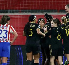 سيدات مانشستر يونايتد يحتفلن بالفوز بطريقة غريبة