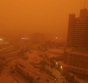 عاصفة ترابية تدخل حدود العراق