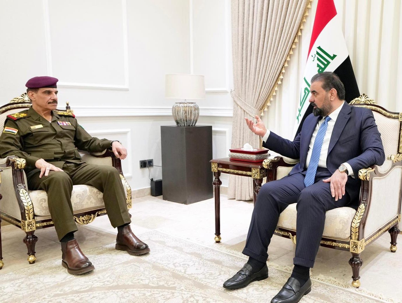 الحلبوسي يؤكد دعم البرلمان لتطوير المؤسسة العسكرية خلال استقباله رئيس أركان الجيش