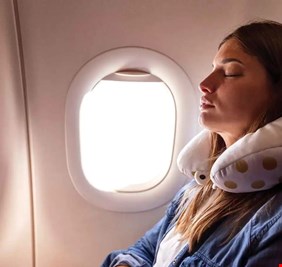 منها وسادة الرقبة.. أخطاء شائعة تسرق نومك في الطائرة