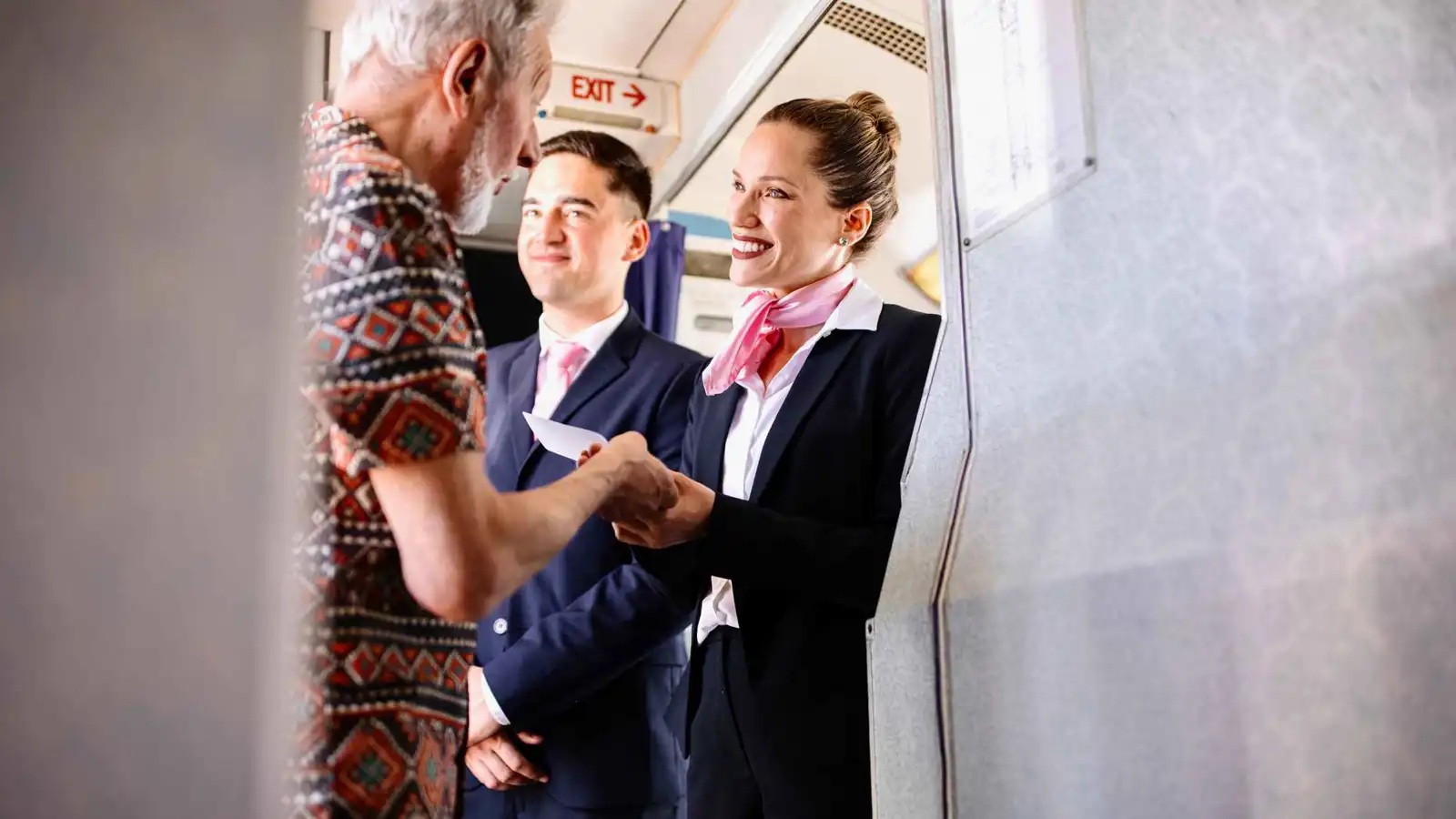 ابتسامة مضيفة الطيران ليست مجاملة.. ماذا يحدث خلف الكواليس؟