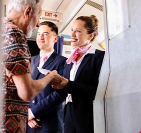 ابتسامة مضيفة الطيران ليست مجاملة.. ماذا يحدث خلف الكواليس؟