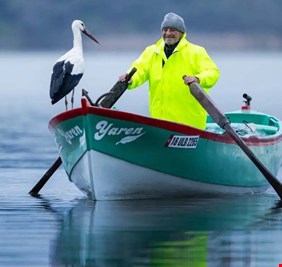 صداقة فريدة.. طائر لقلق شهير يعود لصديقه الصياد بعد 15 عاما