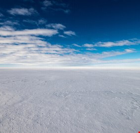 لغز غيوم القطب الجنوبي!.. اكتشاف غير متوقع يطفو فوق الجليد