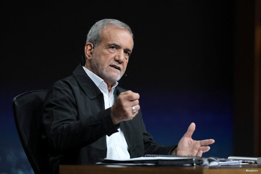 الرئيس الإيراني يعلن بدء مجلس القيادة المؤقت مهامه