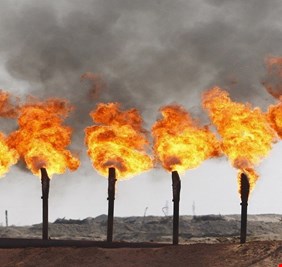 العراق يوقف إنتاج النفط من حقل الرميلة الجنوبي بعد إغلاق مضيق هرمز