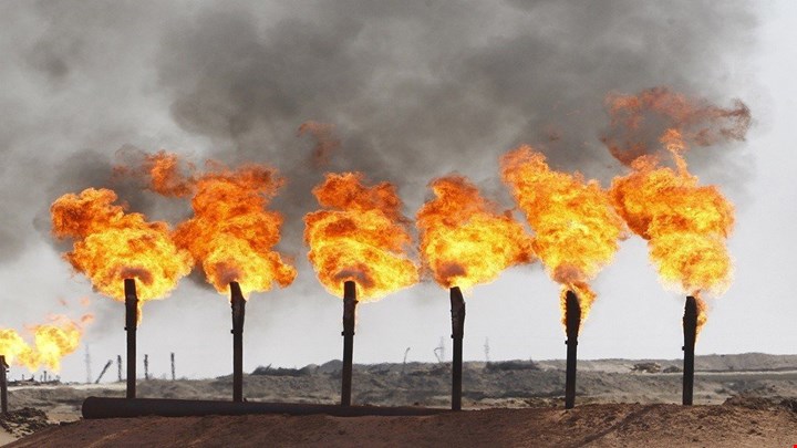 العراق يوقف إنتاج النفط من حقل الرميلة الجنوبي بعد إغلاق مضيق هرمز