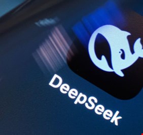 ديب سيك الصينية تعود للمنافسة بنموذج ذكاء اصطناعي يتحدى هيمنة ChatGPT وGemini