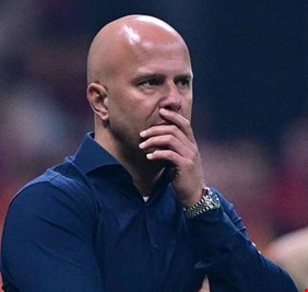 لماذا لا تغادر؟.. جماهير ليفربول تطالب برحيل سلوت