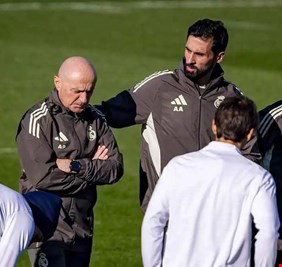 لا يملك الوصفة السحرية.. إعلامي إسباني يهاجم 