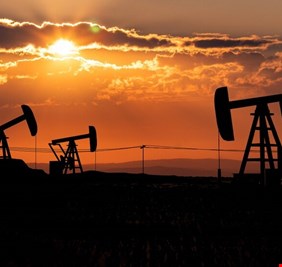 أسعار النفط تقترب من حاجز 120 دولارا للبرميل