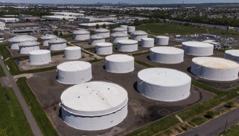 تقرير: إطلاق 300 إلى 400 مليون برميل من الاحتياطيات النفطية قد يكون مناسباً لتهدئة صدمة الأسعار