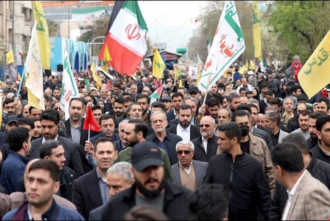 بزشكيان يسير بين الناس في مسيرة يوم القدس بطهران… مشهد يثير تساؤلات عن مواكب المسؤولين في العراق