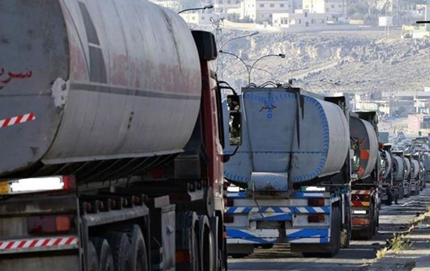 العراق يبدأ شحن النفط الخام عبر شاحنات عبر سوريا والأردن