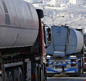العراق يبدأ شحن النفط الخام عبر شاحنات عبر سوريا والأردن