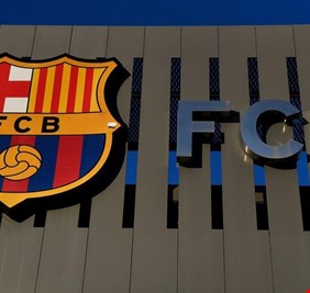 وفاة رئيس برشلونة الإسباني الأسبق