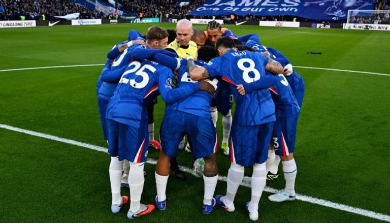 بطلها لاعبو تشيلسي والحكم.. لقطة نادرة في كرة القدم