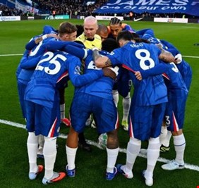 بطلها لاعبو تشيلسي والحكم.. لقطة نادرة في كرة القدم