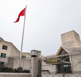 السفارة الصينية لدى واشنطن تعلق على الدعوة الأمريكية لإرسال السفن إلى مضيق هرمز