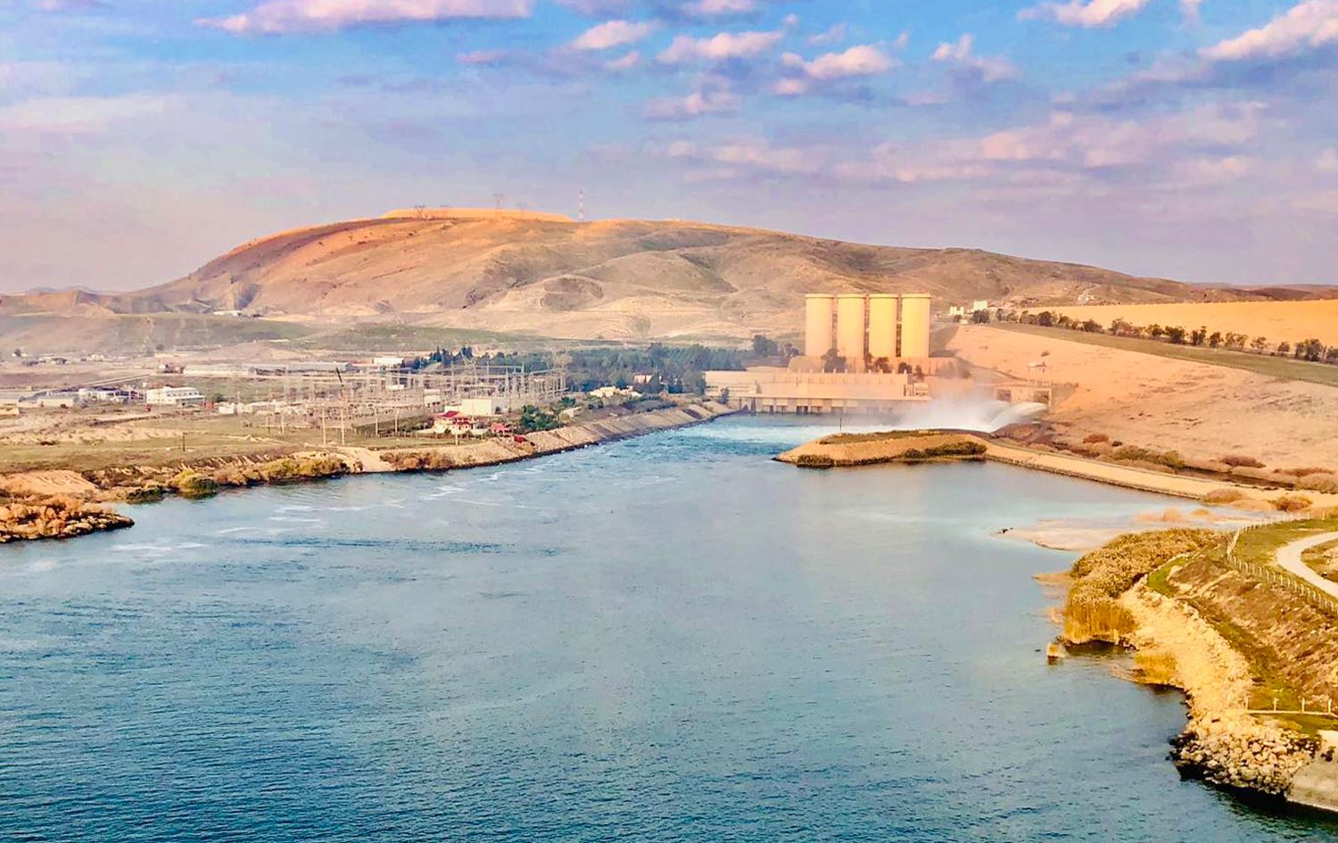 الحكومة تنفي وجود أي قوات أجنبية داخل سد الموصل