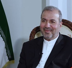 السفير الايراني محمد كاظم ال صادق يزف بشرى للعراقيين : سفنكم وبواخركم ستعبر مضيق هرمز بأمان
