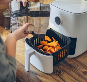 خطأ شائع في استخدام المقلاة الهوائية قد يكلف مطبخك غاليا