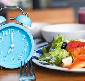 التوقف المفاجئ عن الصيام: هل يسبب صدمة؟ دليل شامل للمخاطر والنصائح