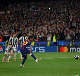 برشلونة يكتسح نيوكاسل بسبعة أهداف ويبلغ ربع نهائي دوري أبطال أوروبا