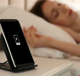 نصائح ذهبية.. هل يضر شحن الهاتف طوال الليل بالبطارية؟