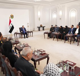 السوداني يؤكد حرص الحكومة على خدمة عوائل الشهداء و توزيع قطع الأراضي السكنية