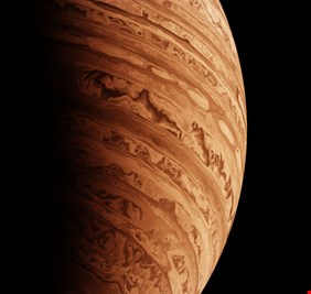 قوة هائلة!.. برق أكبر كواكب المجموعة الشمسية أقوى من برق الأرض بمليون مرة