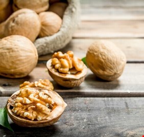 لا تتخلص من قشور الجوز!.. فوائد صحية مذهلة تكشفها دراسة جديدة