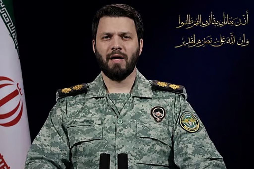 مقر “خاتم الأنبياء” يهاجم ترامب ويحذر من تداعيات أي عدوان على إيران