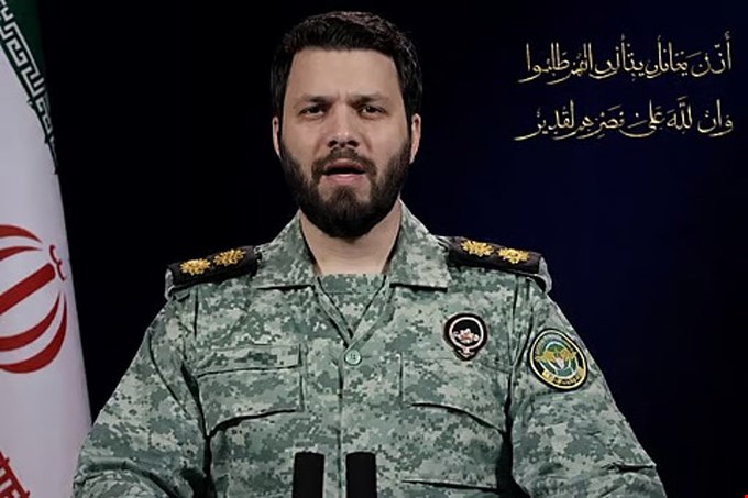 مقر “خاتم الأنبياء” يهاجم ترامب ويحذر من تداعيات أي عدوان على إيران