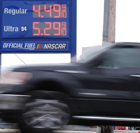 ارتفاع أسعار البنزين في الولايات المتحدة بمقدار دولار واحد مقابل الغالون