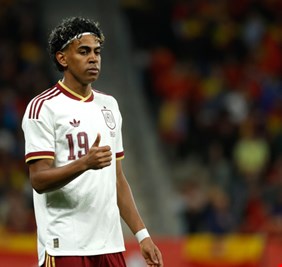 فينيسيوس وحكيمي ودروغبا.. نجوم كرة القدم يتضامنون مع لامين جمال