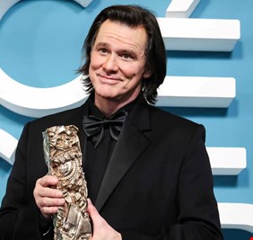 سر المظهر الغريب لجيم كاري في حفل جوائز 