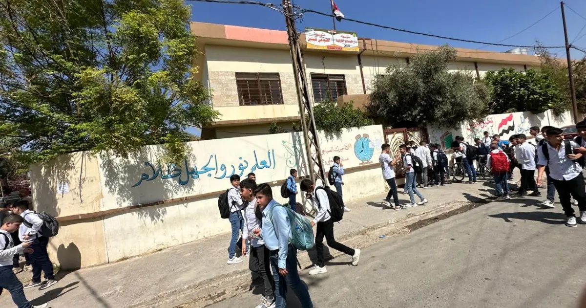 الحكومة توجه بنقل المدارس القريبة من المقار الأمنية إلى مدارس بديلة