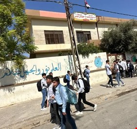 الحكومة توجه بنقل المدارس القريبة من المقار الأمنية إلى مدارس بديلة