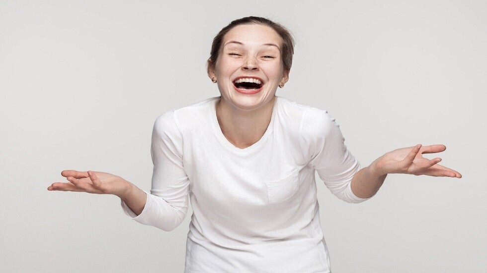 الضحك مفتاح الصحة.. فوائد مذهلة للجسم والعقل