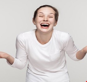 الضحك مفتاح الصحة.. فوائد مذهلة للجسم والعقل