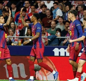 برشلونة يهزم أتلتيكو مدريد بثنائية ويبتعد في صدارة الليغا