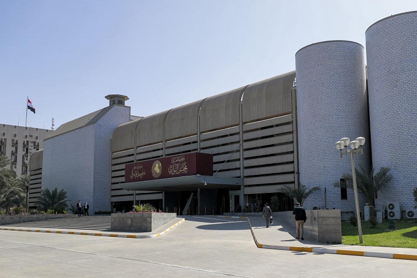 البرلمان يلوح لمعاقبة نوابه المتغيبين عن جلساته الحاسمة