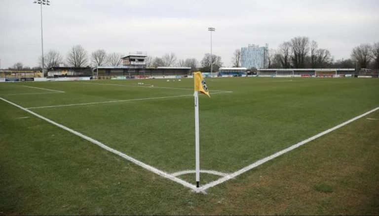 الحكم أخطأ في العنوان.. واقعة غريبة تربك مباراة بإنجلترا