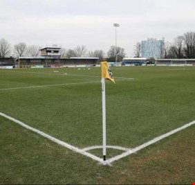 الحكم أخطأ في العنوان.. واقعة غريبة تربك مباراة بإنجلترا