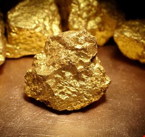 سعر أونصة الذهب يرتفع بأكثر من 100 دولار