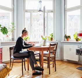 هل الجلوس بوضع الرجل على الأخرى يضر بصحتك؟