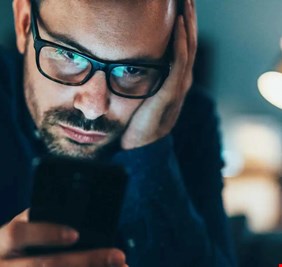 هل أنت أسير لهاتفك؟.. 6 علامات تكشف الحقيقة