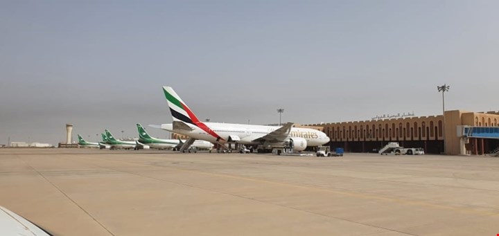 اول طائرة مدنية تهبط في مطار البصرة الدولي