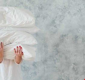 نصيحة قد تغيّر بشرتك.. كم مرة يجب غسل غطاء الوسادة؟